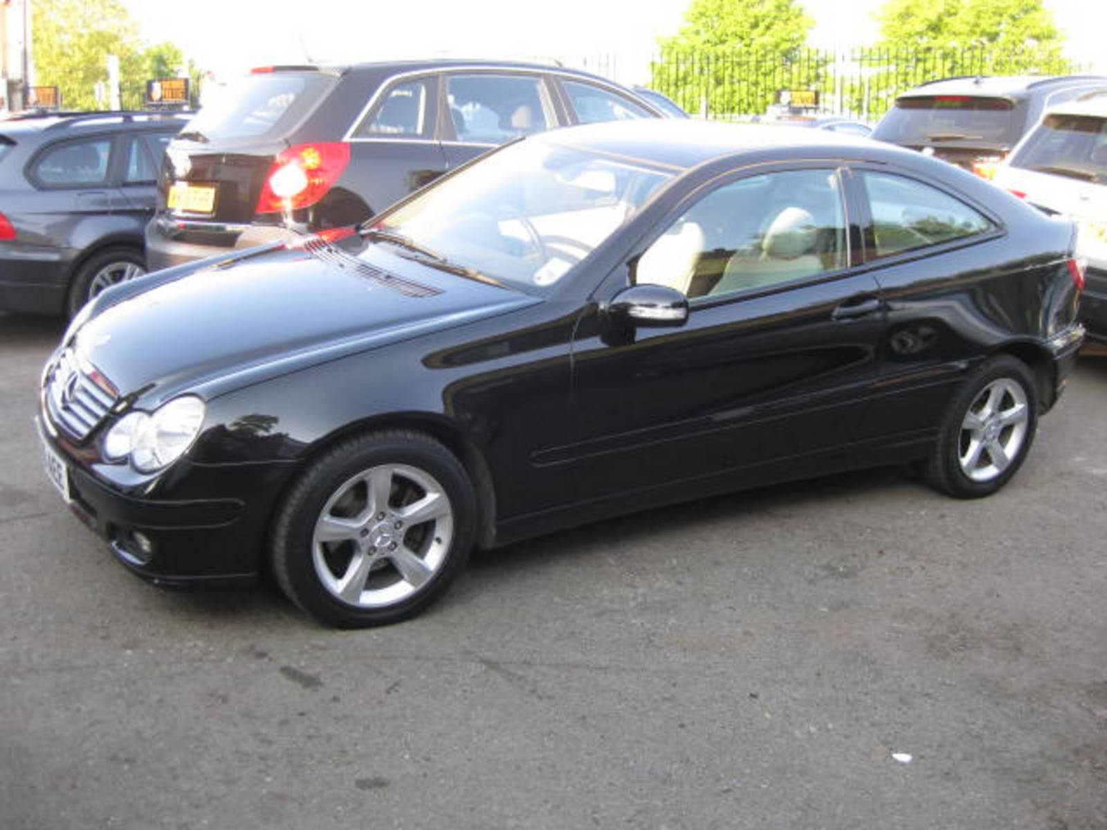 Mercedes-Benz C Class 2.1 C200 CDI SE Coupe Diesel Black at H & D Motors Watford 